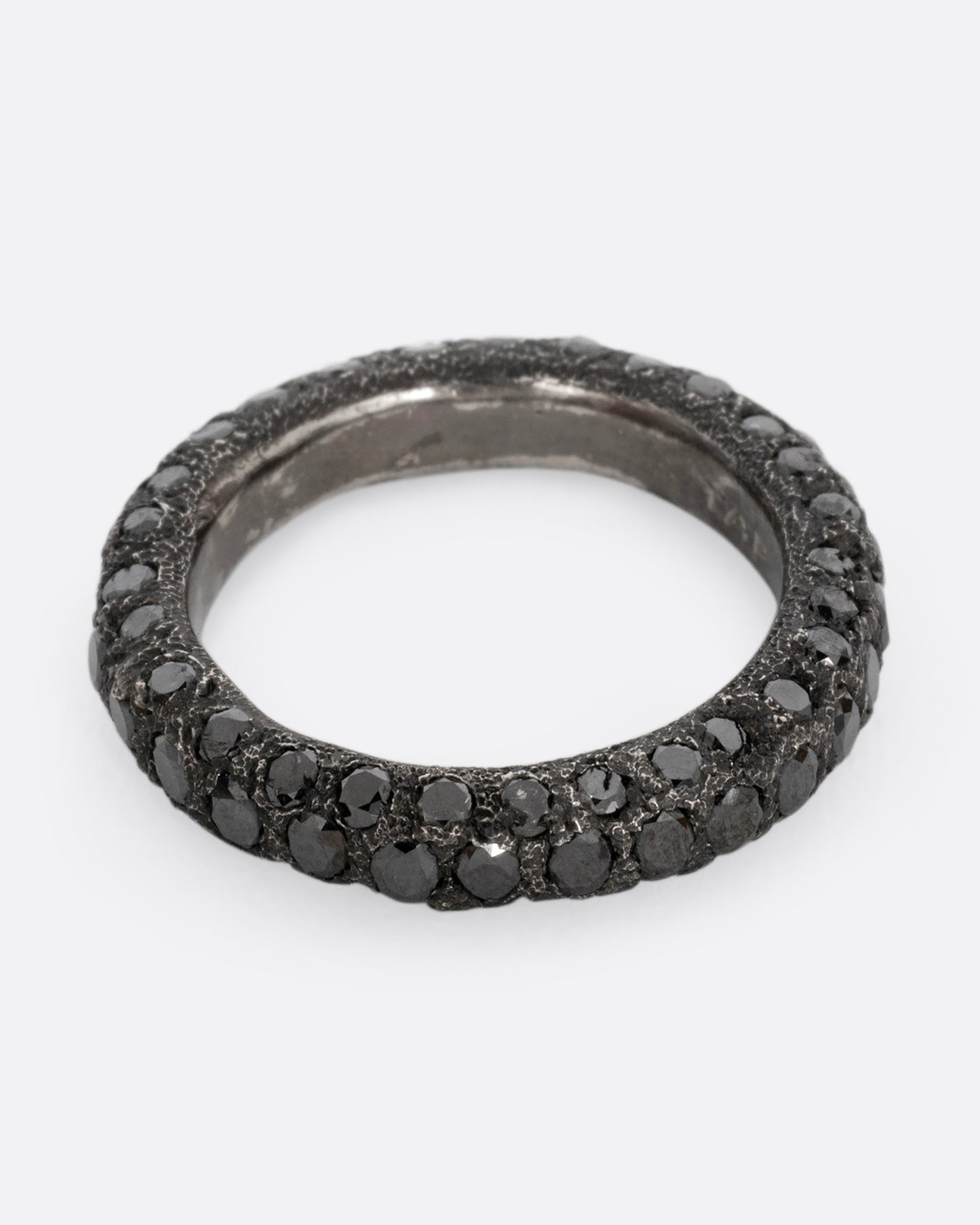 A darkened palladium band with black diamonds. Shown from the front.