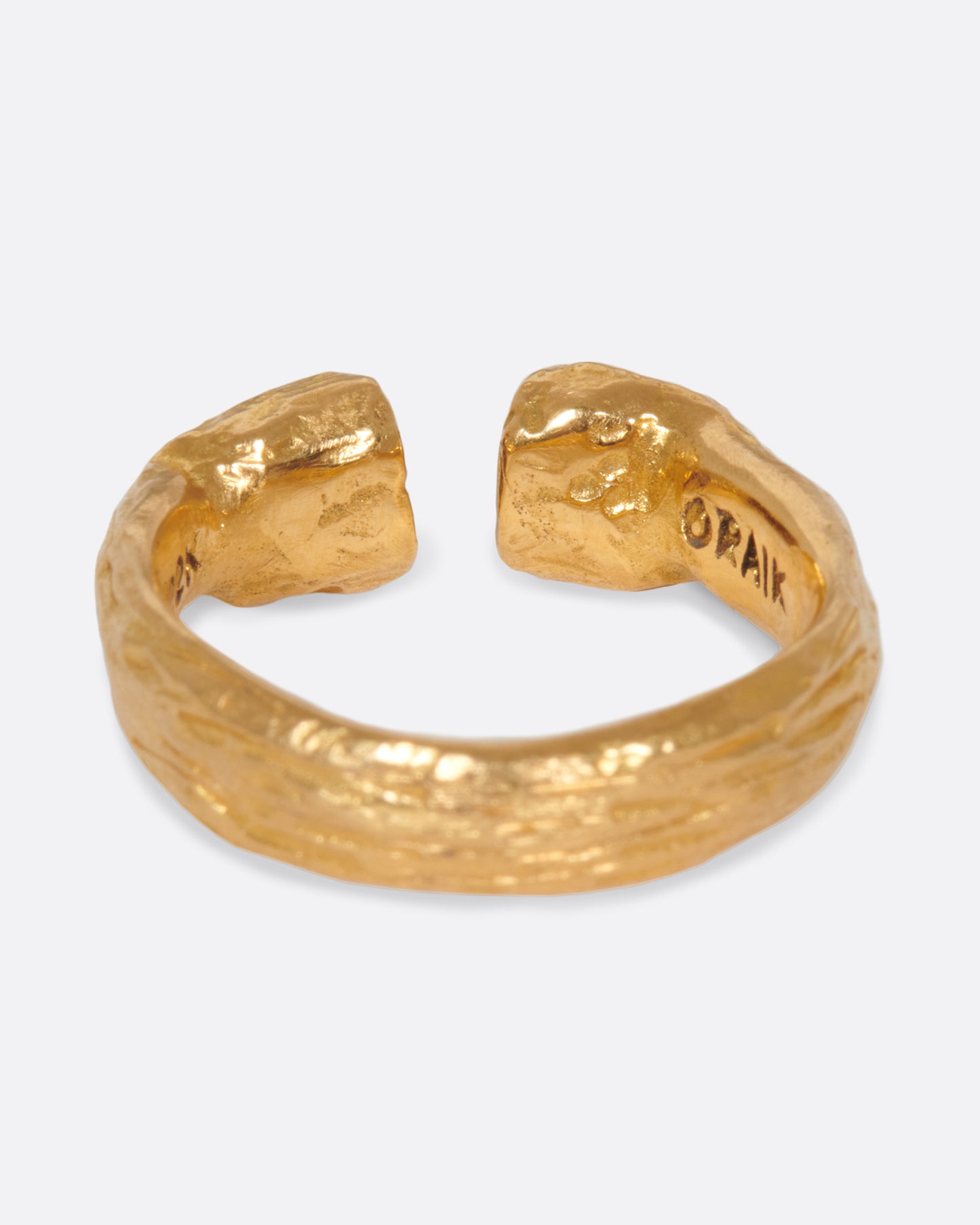 An open ring with two creatures facing one other, sharing stories.