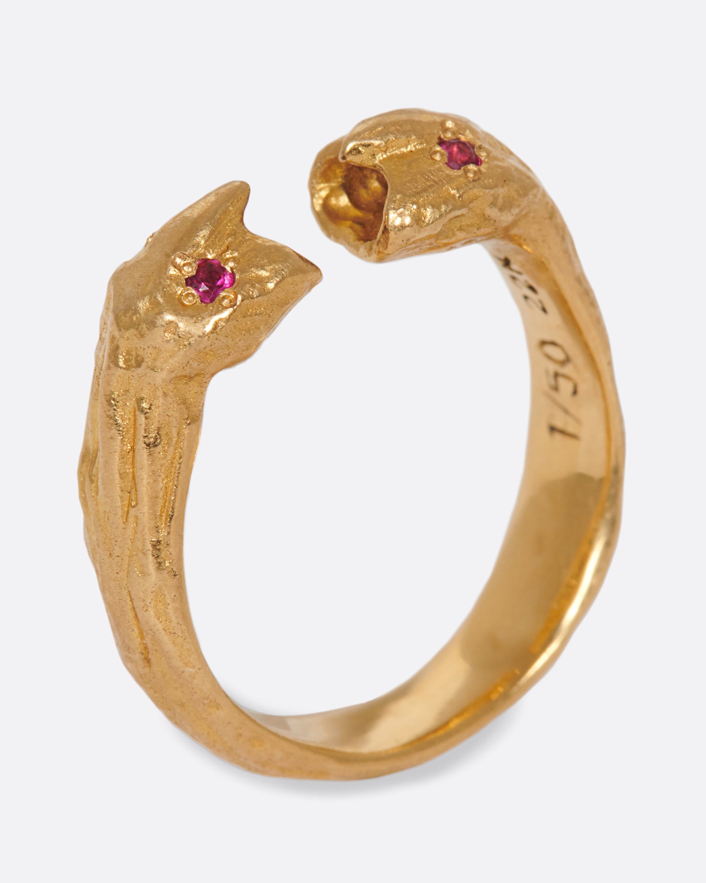 An open ring with two creatures facing one other, sharing stories.
