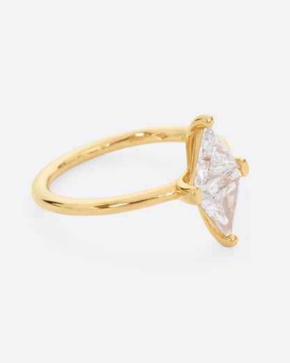 A yellow gold ring with two triangular diamonds mirroring each other. Shown from the side.