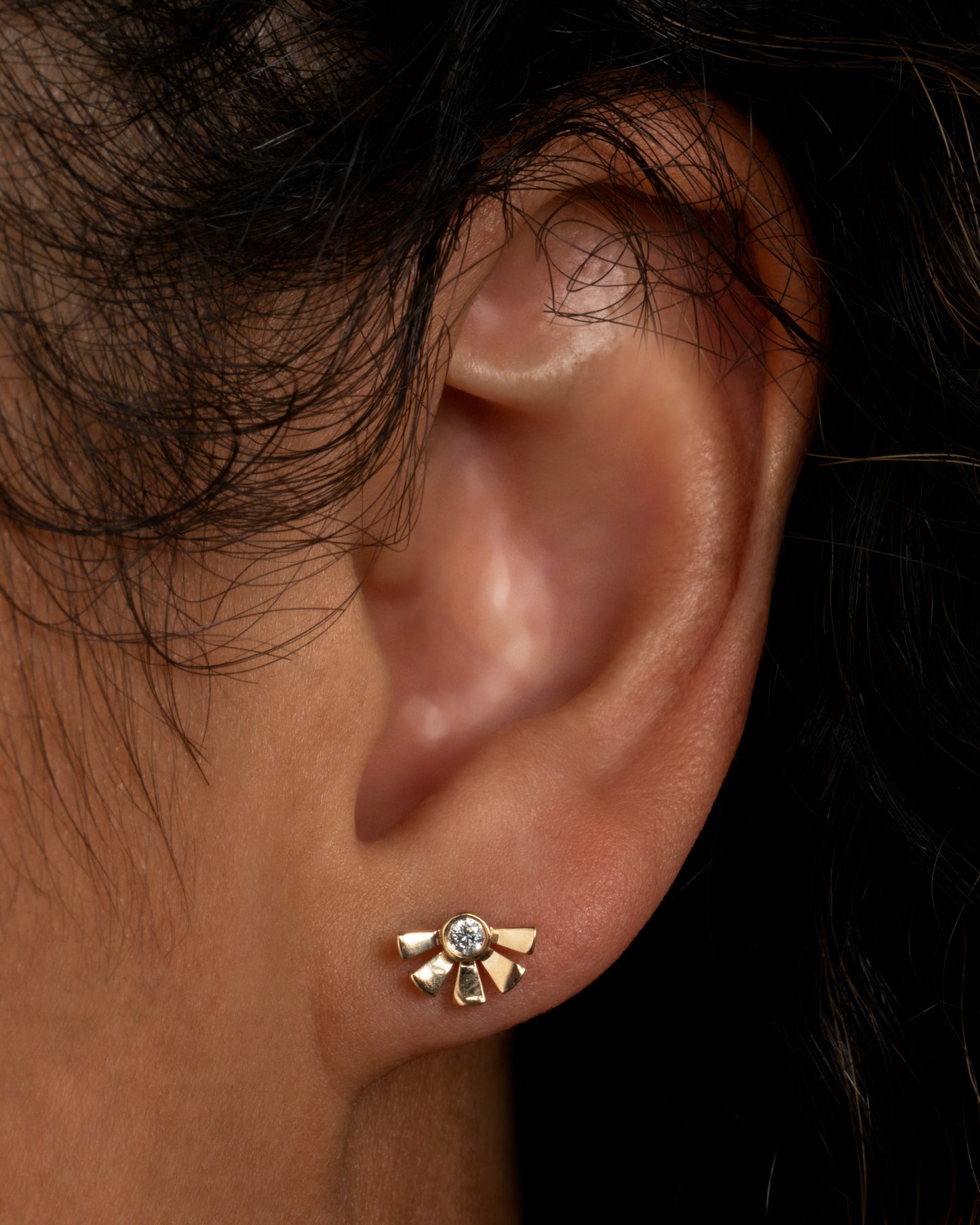 Designed to look like a sunset this Helia stud earring features a white diamond set in yellow gold. Sold as a single.