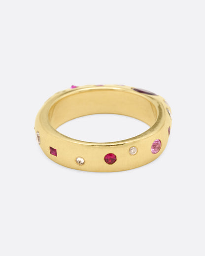 Yellow gold band with scattered rubies and diamonds, back view of the band with scattered rubies, pink sapphire and diamonds