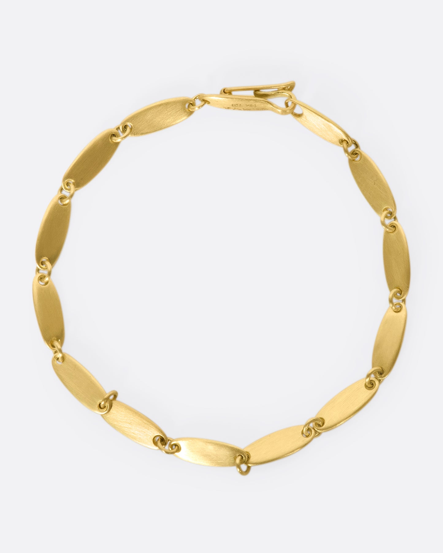 An 18k gold oval chain bracelet