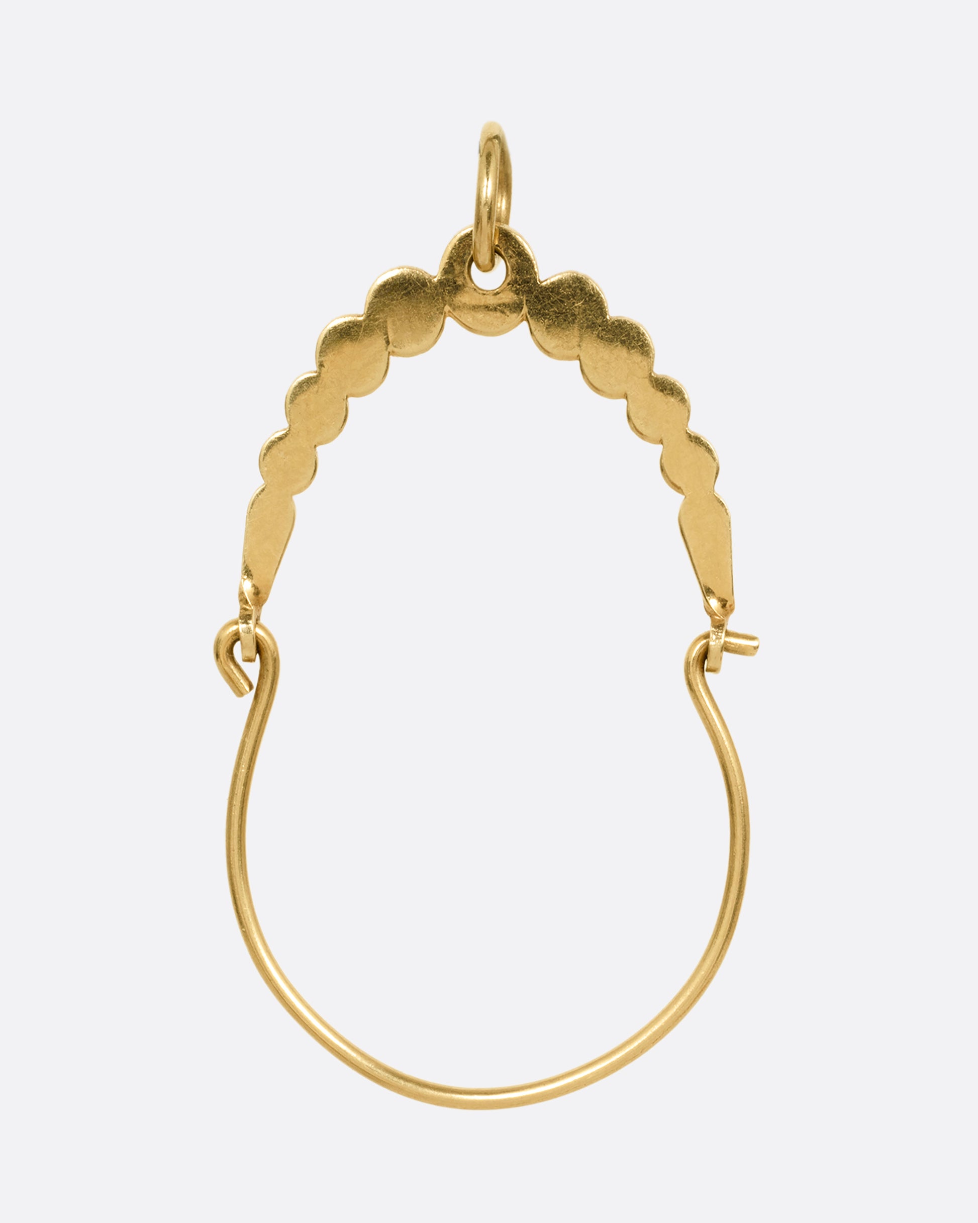 A yellow gold bubbly arching charm holder, shown from the front.