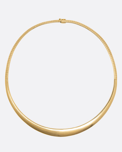 Vintage half omega necklace in 14k yellow gold, a flat collar that widens toward the front, laid in a circle