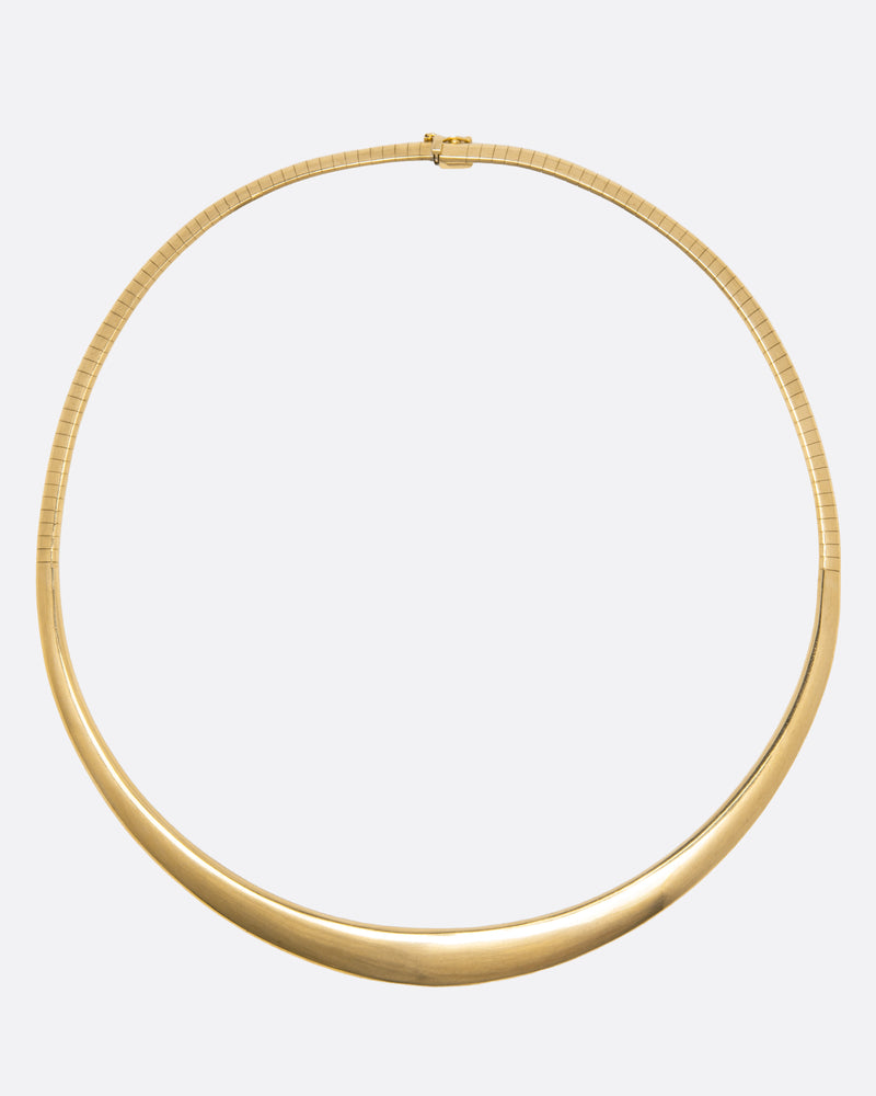 Vintage half omega necklace in 14k yellow gold, a flat collar that widens toward the front, laid in a circle
