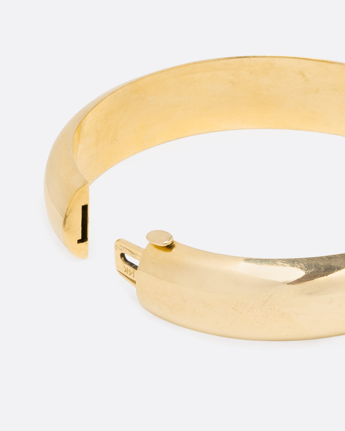 Vintage yellow gold cuff bracelet, close view of the cuff opened at the hidden clasp