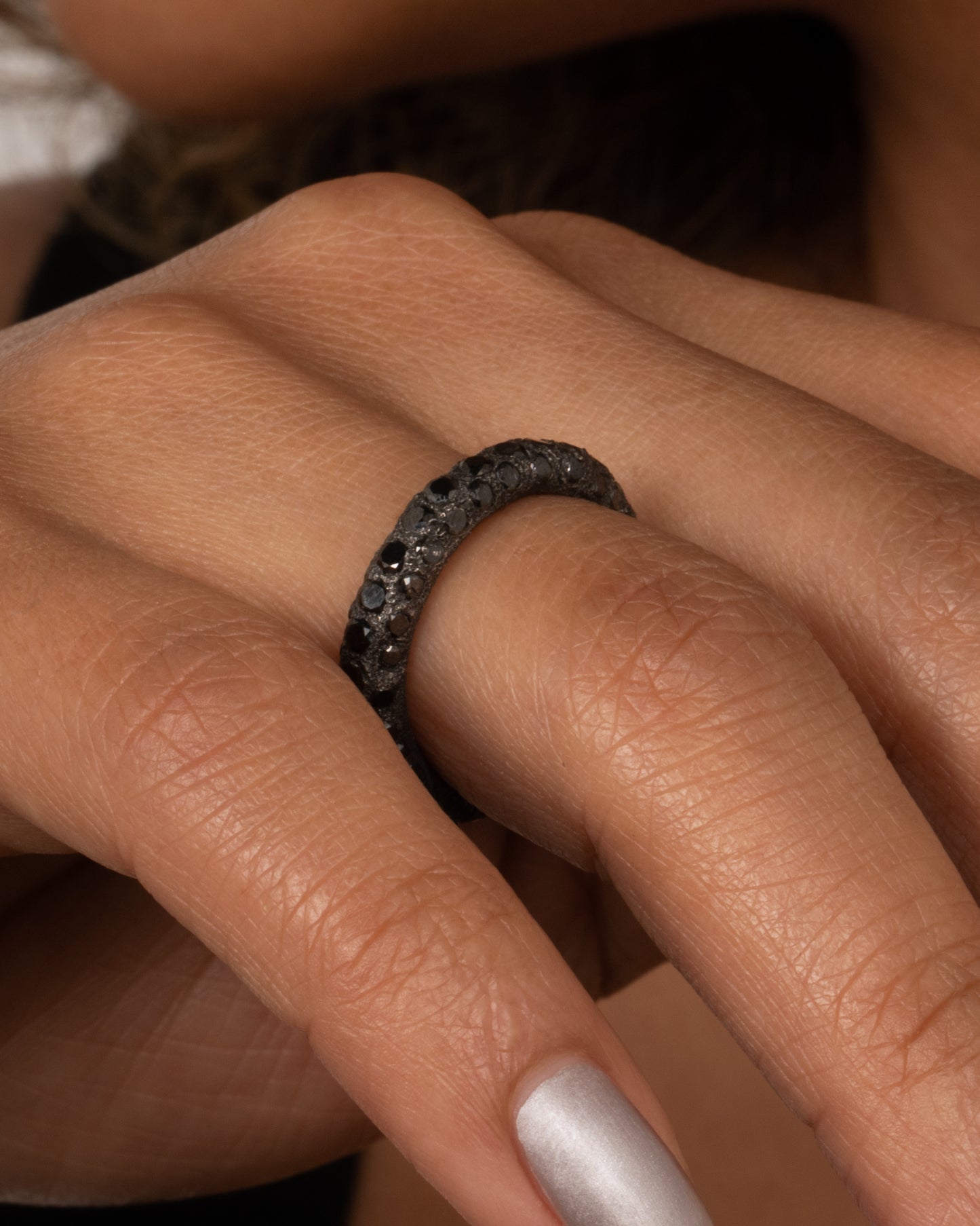 A darkened palladium band with black diamonds. Shown from the front.