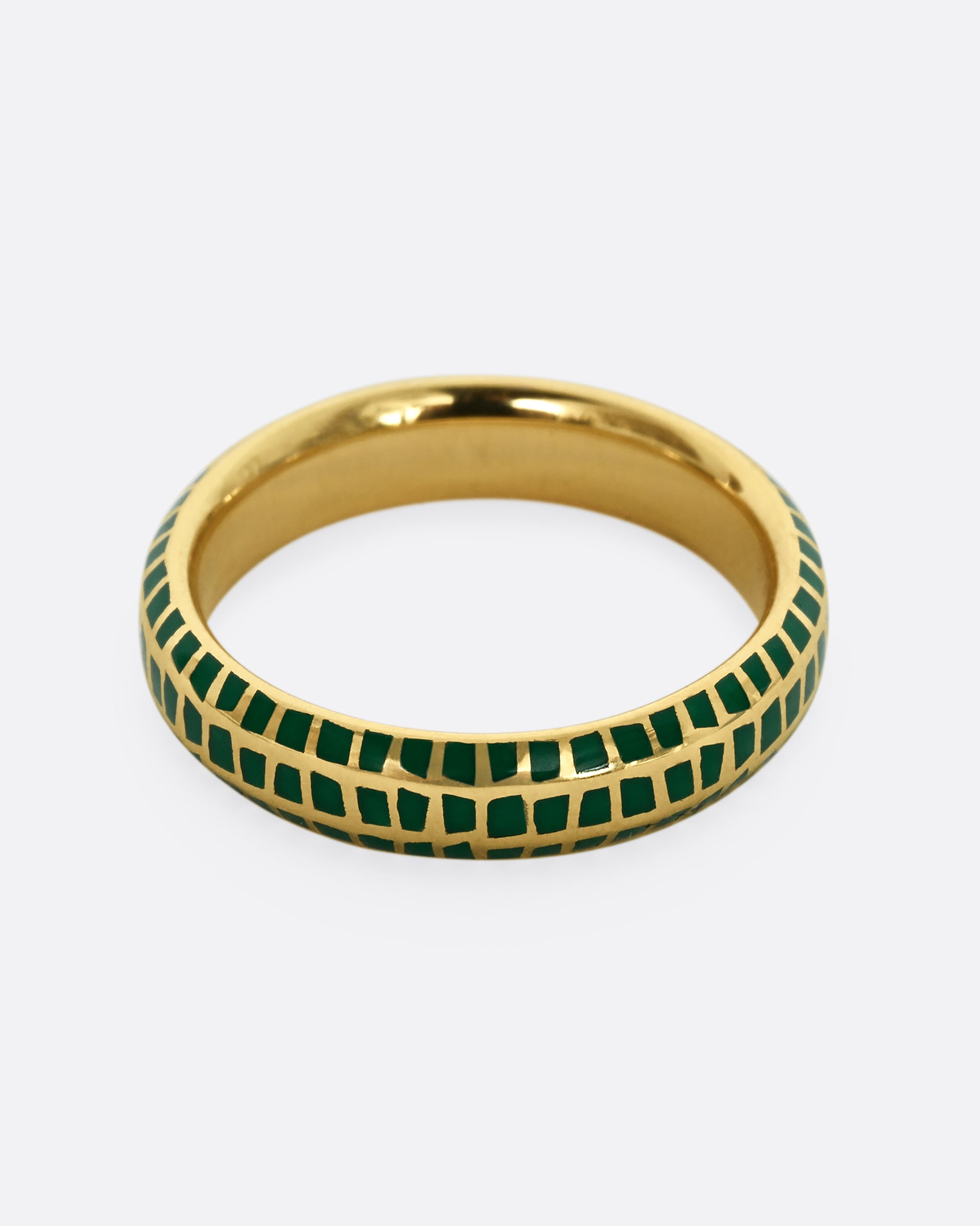 A yellow gold band with an irregular checkered pattern all the way around. 