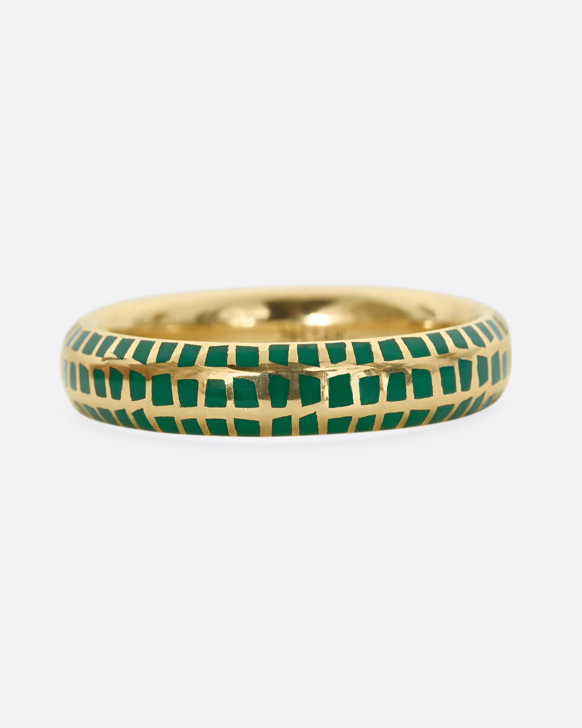 A yellow gold band with an irregular checkered pattern all the way around. 