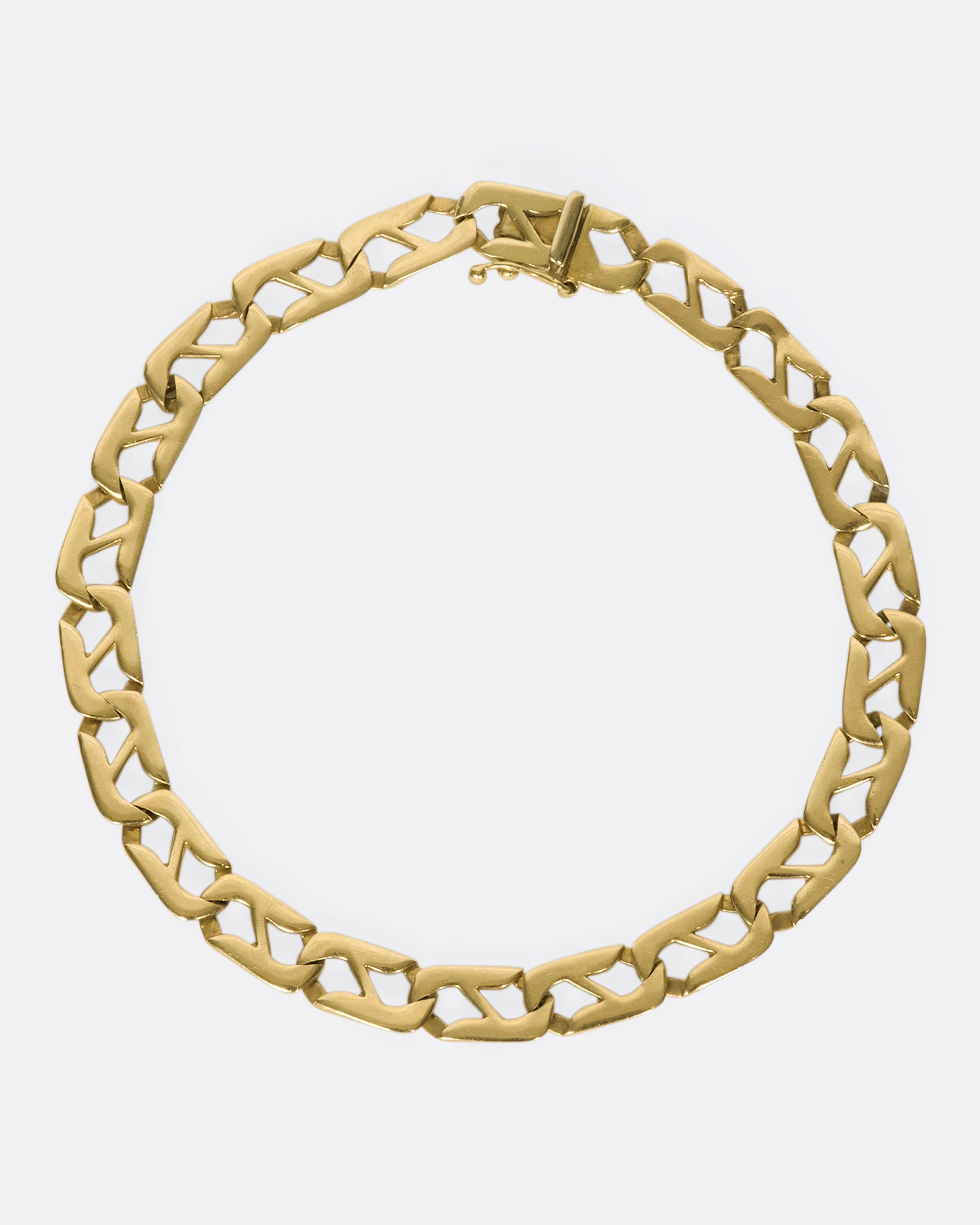 A vintage 14k gold flat mariner chain bracelet that's smooth on one side and textured on the other