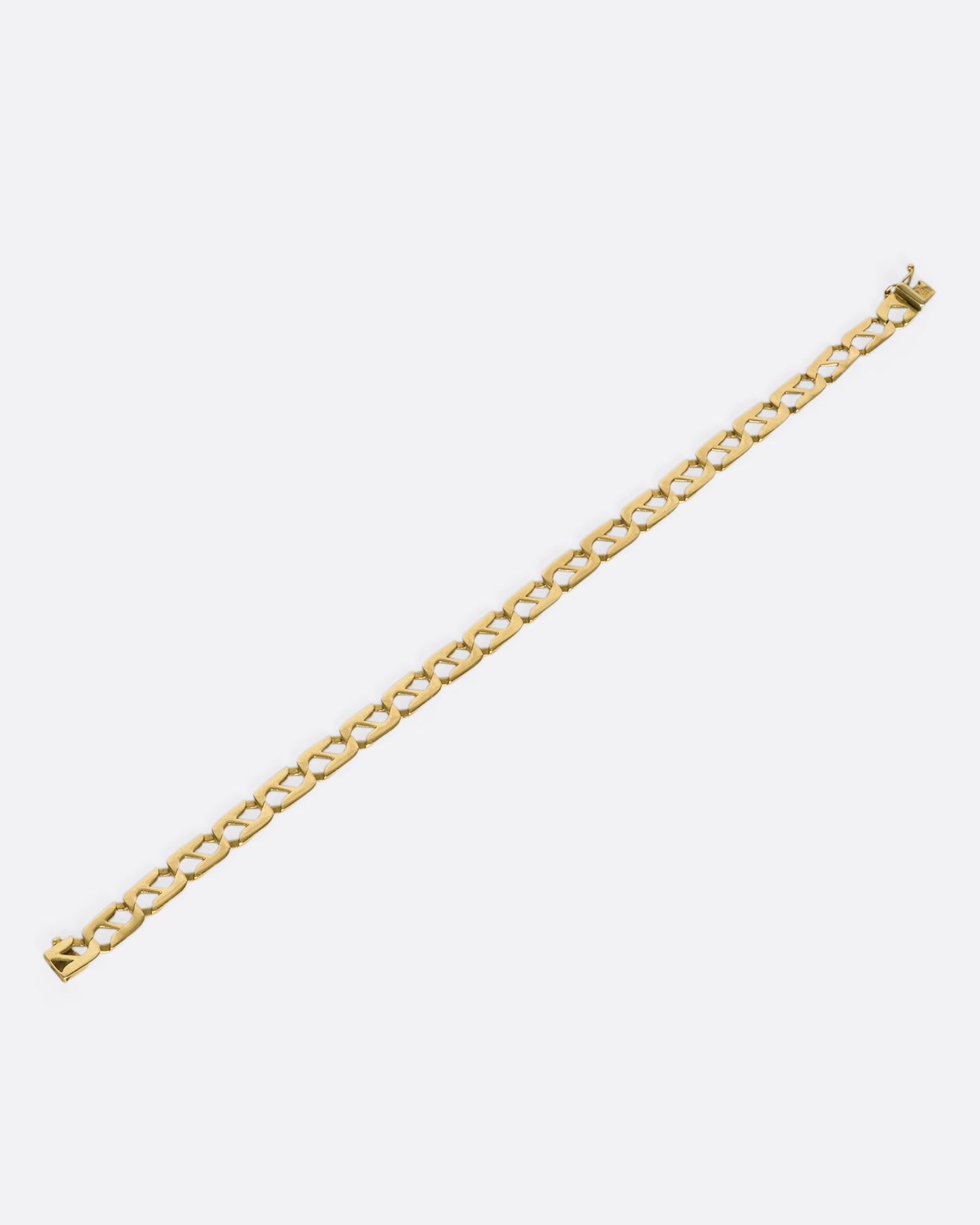 A vintage 14k gold flat mariner chain bracelet that's smooth on one side and textured on the other