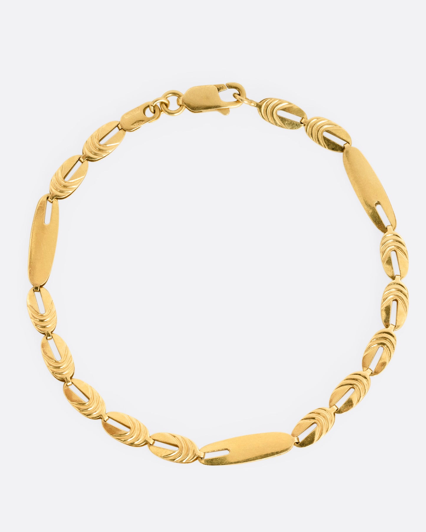 A yellow gold oval link bracelet, shown from the front.
