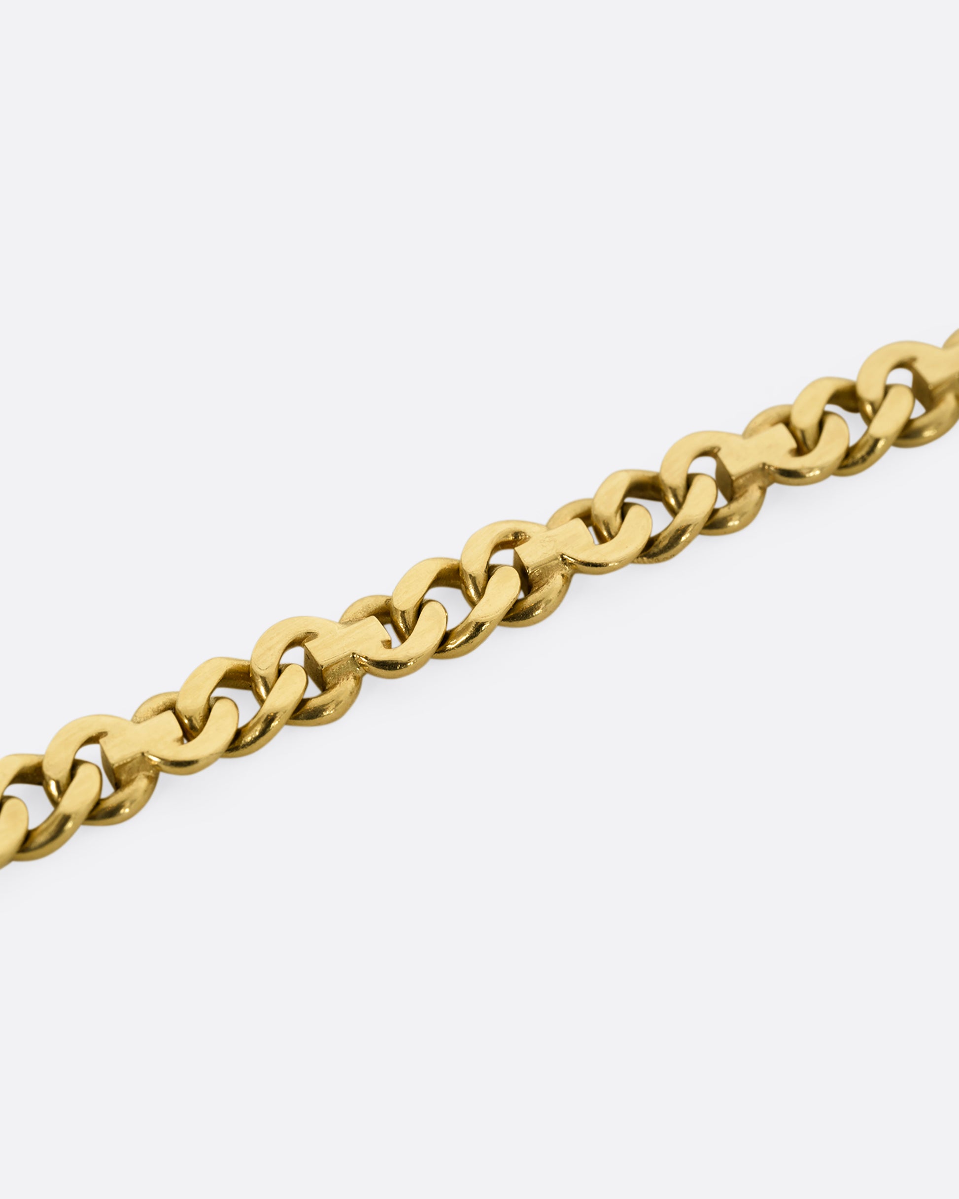 A mixed link yellow gold bracelet. Close up of the links.