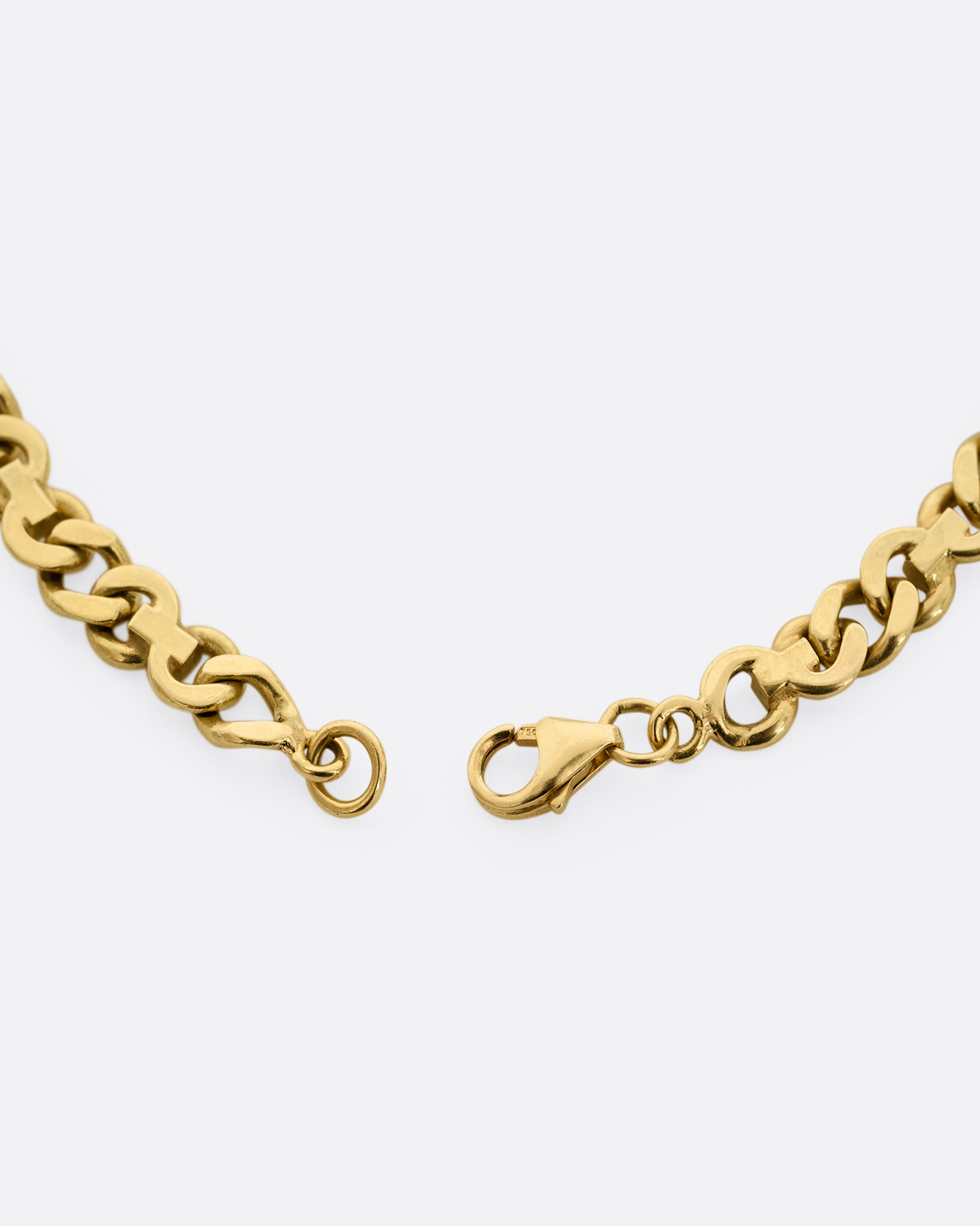 A mixed link yellow gold bracelet. Close up of the clasp.