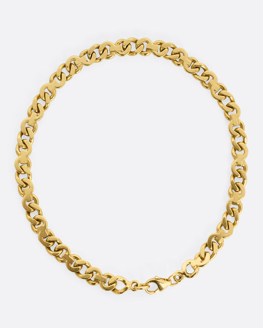 A mixed link yellow gold bracelet. Shown closed, from above.