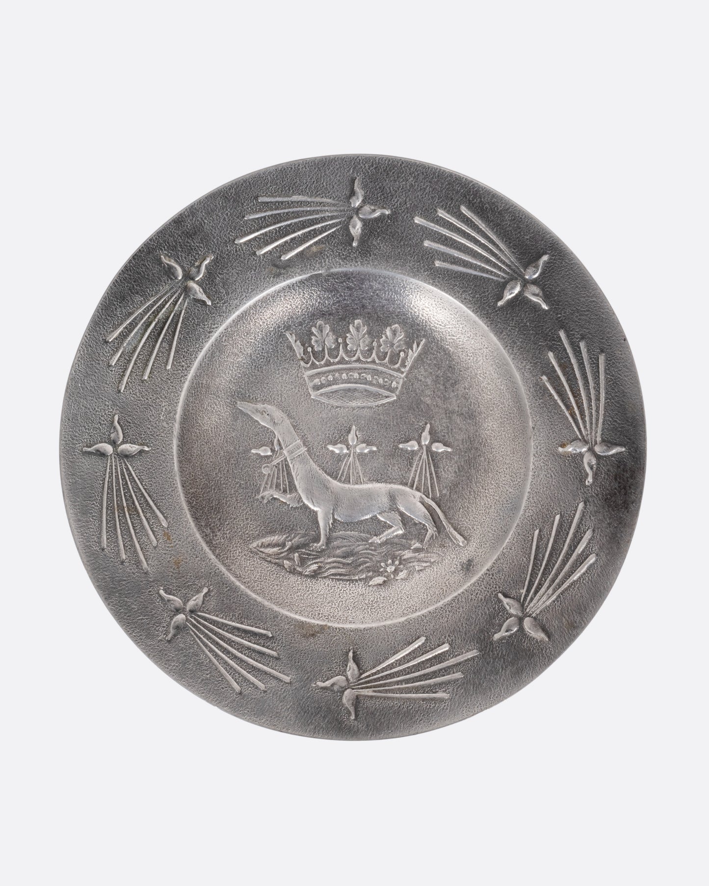 A round pester dish with a dog and crown emblem, shown from the top.