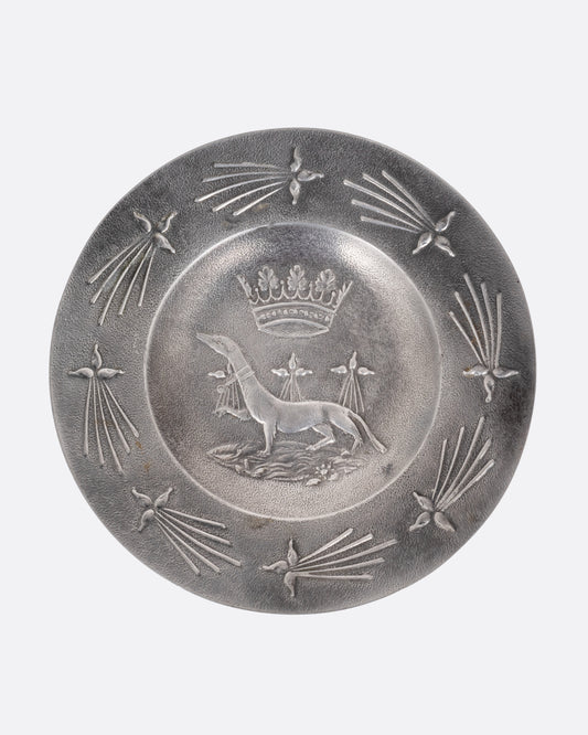 A round pester dish with a dog and crown emblem, shown from the top.
