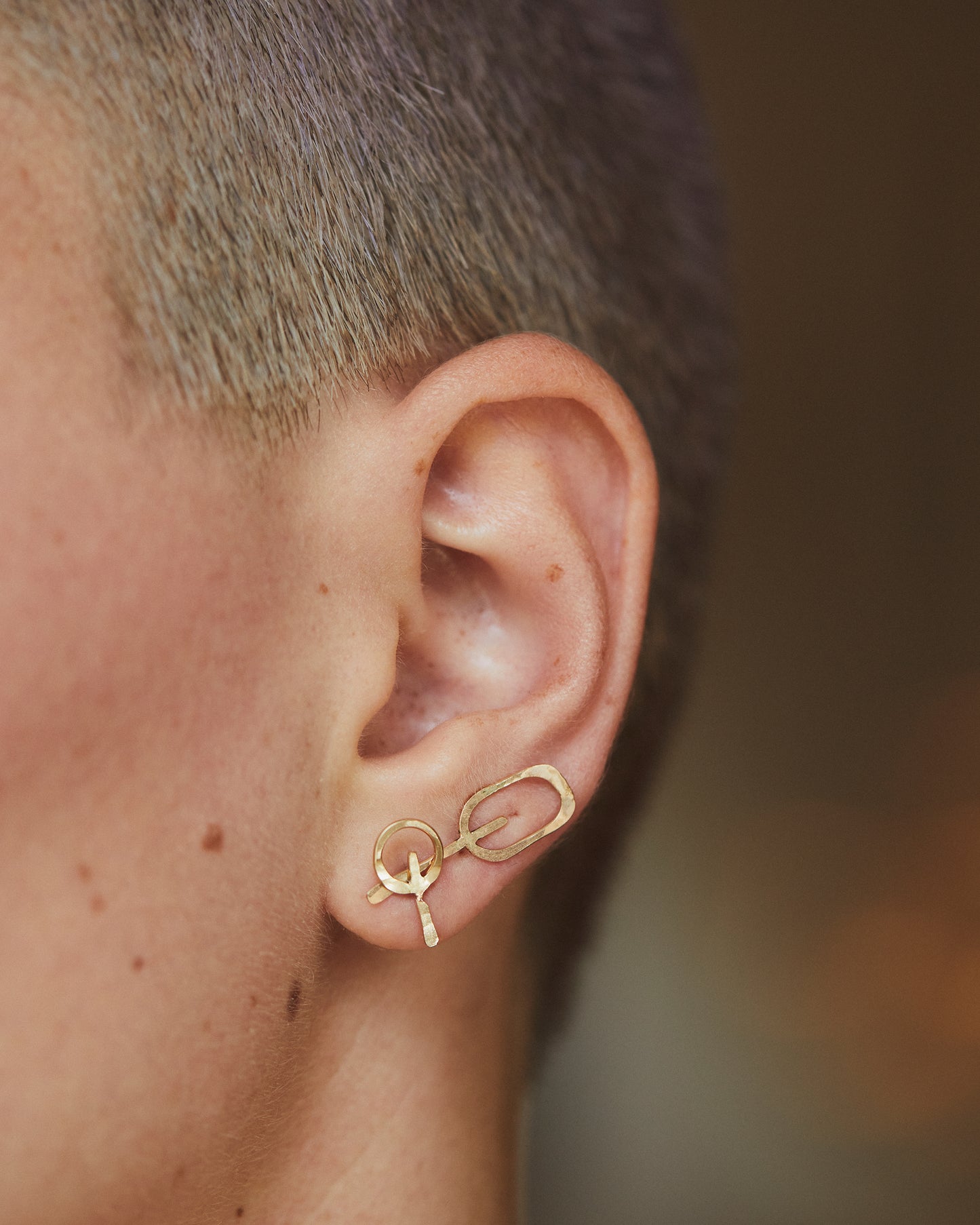 An easy-to-wear stud that sits flush to the ear, whose hammered finish gives it some sparkle.