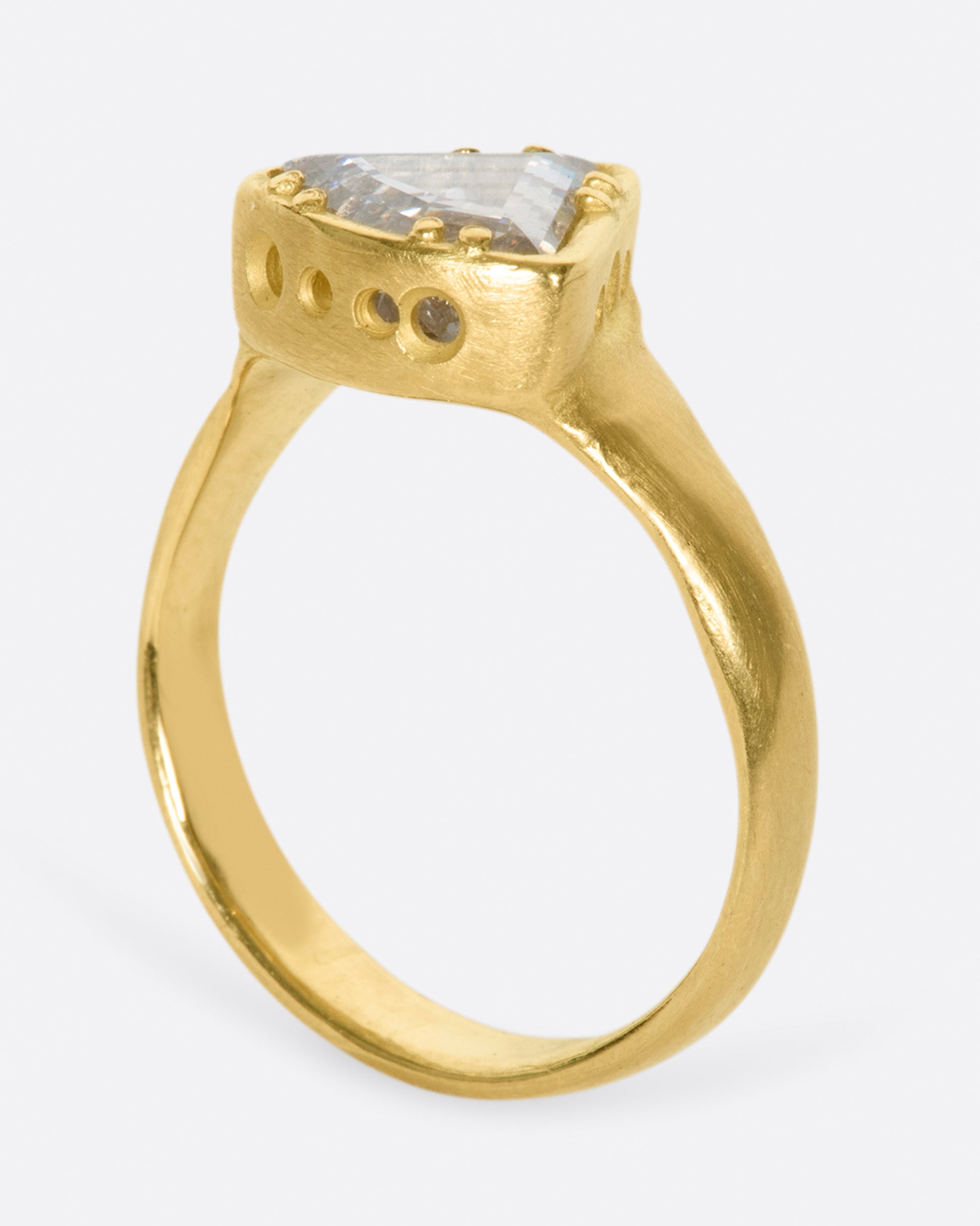 A shaker ring with a white diamond slice enveloping a cache of tiny diamonds