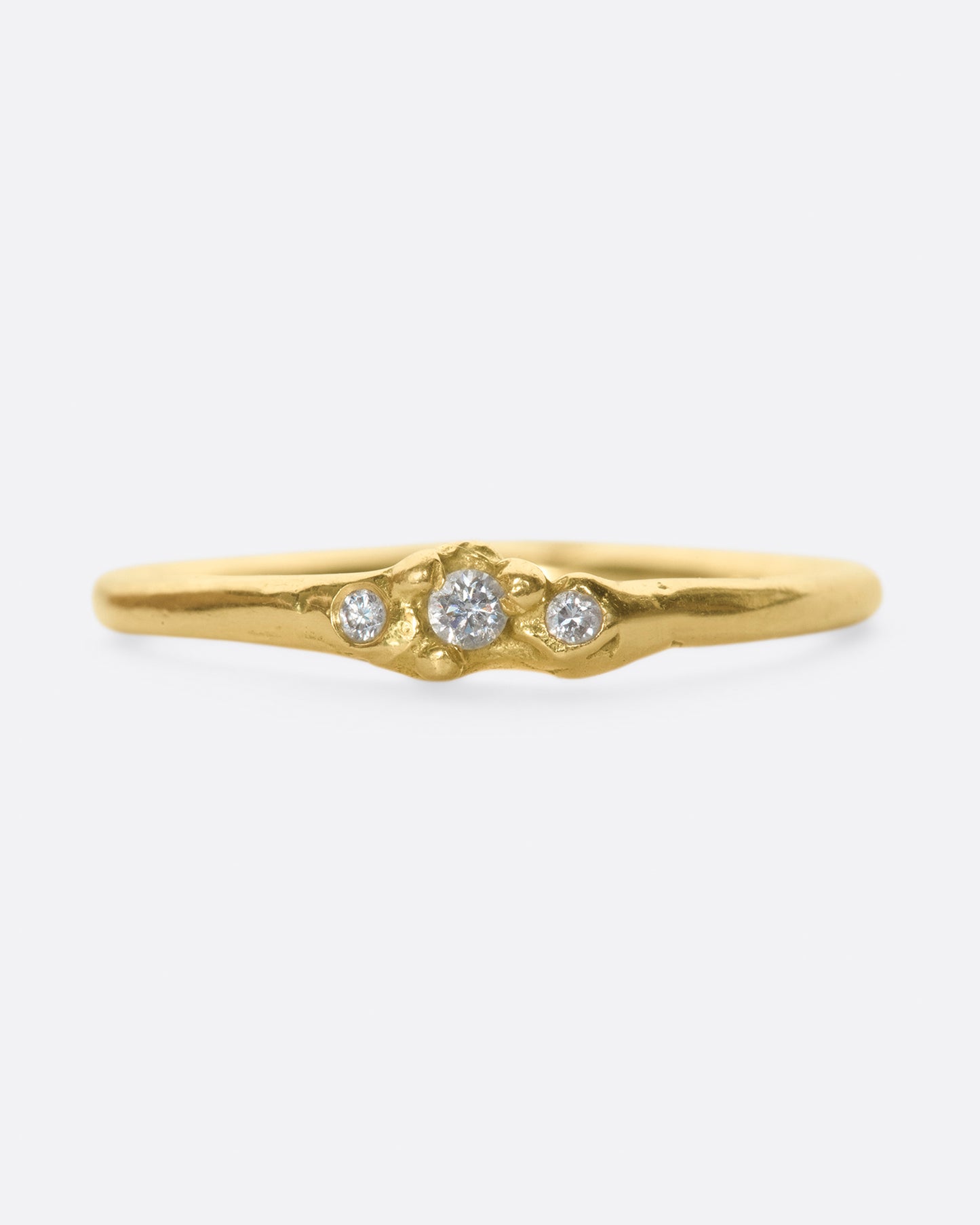 A simple band with a cluster of three diamonds