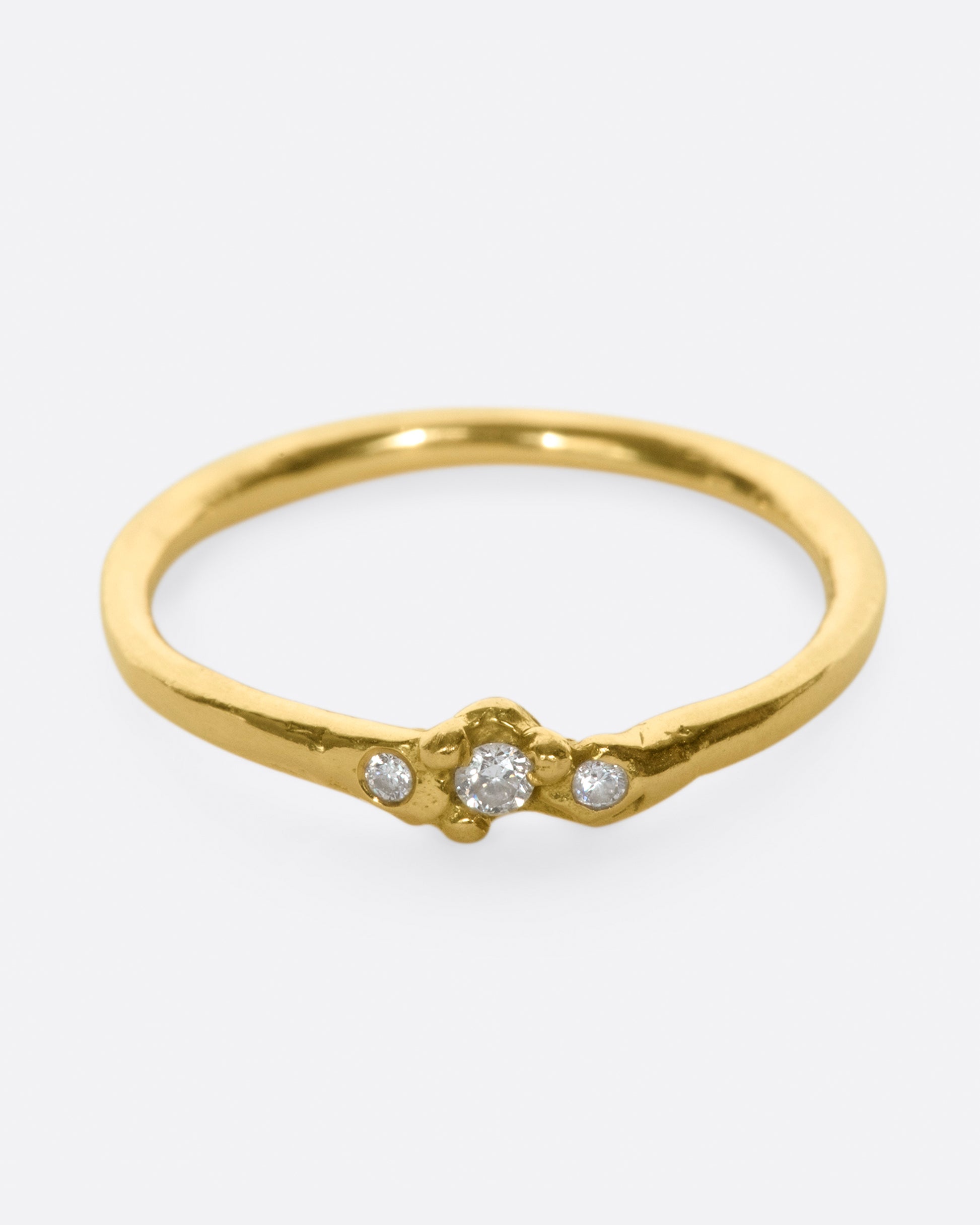 A simple band with a cluster of three diamonds