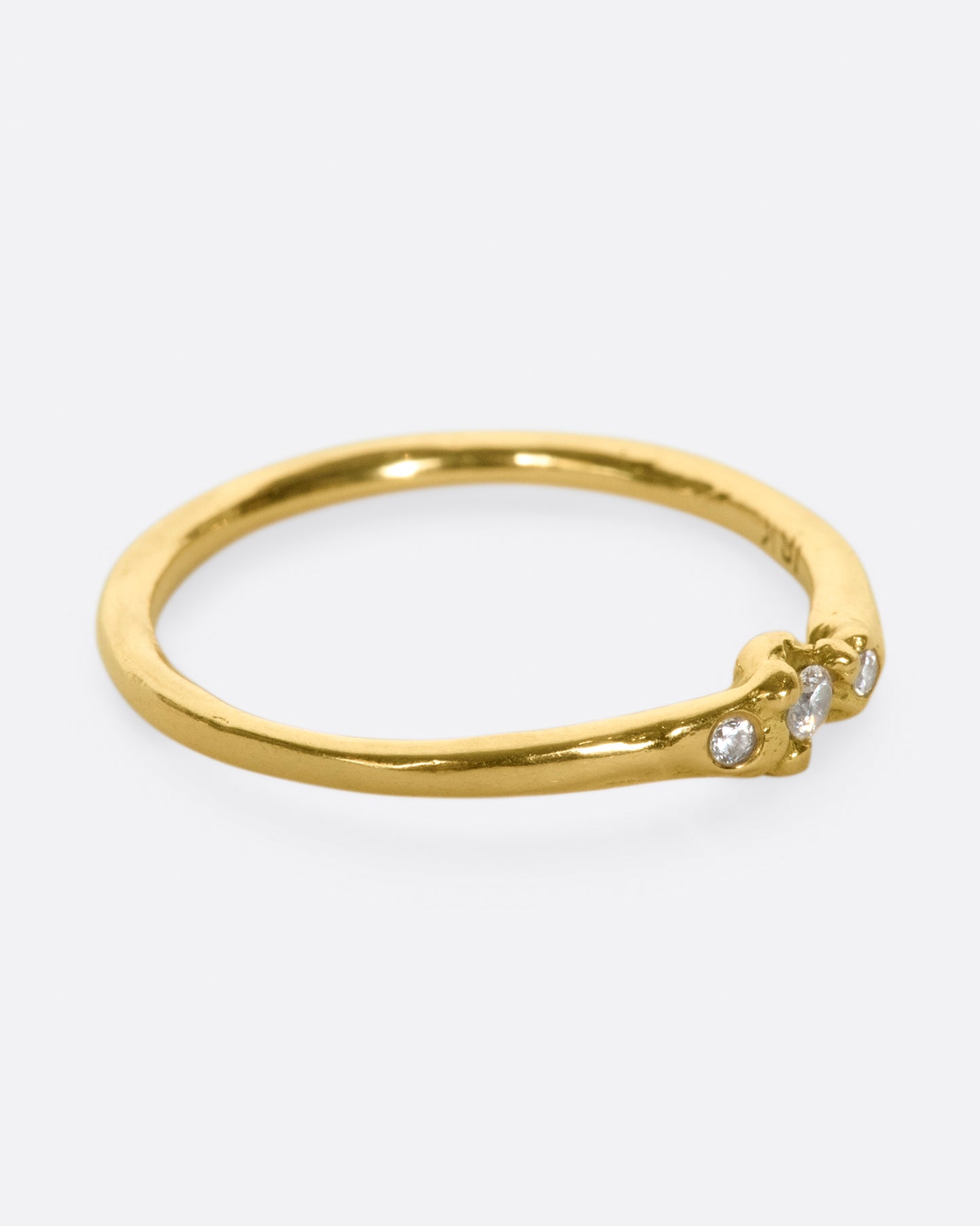 A simple band with a cluster of three diamonds