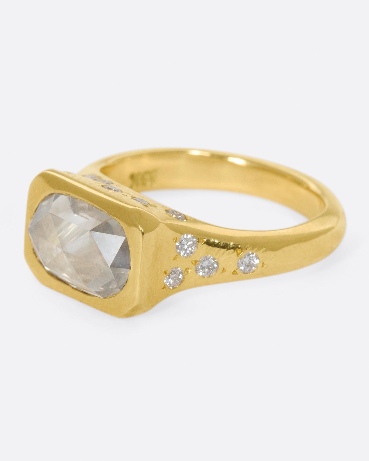 This ring creates a balance between being classic, impactful and a bit playful.