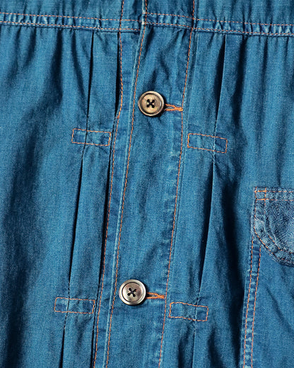 Indigo gauze jacket, close view of the pleats and buttons