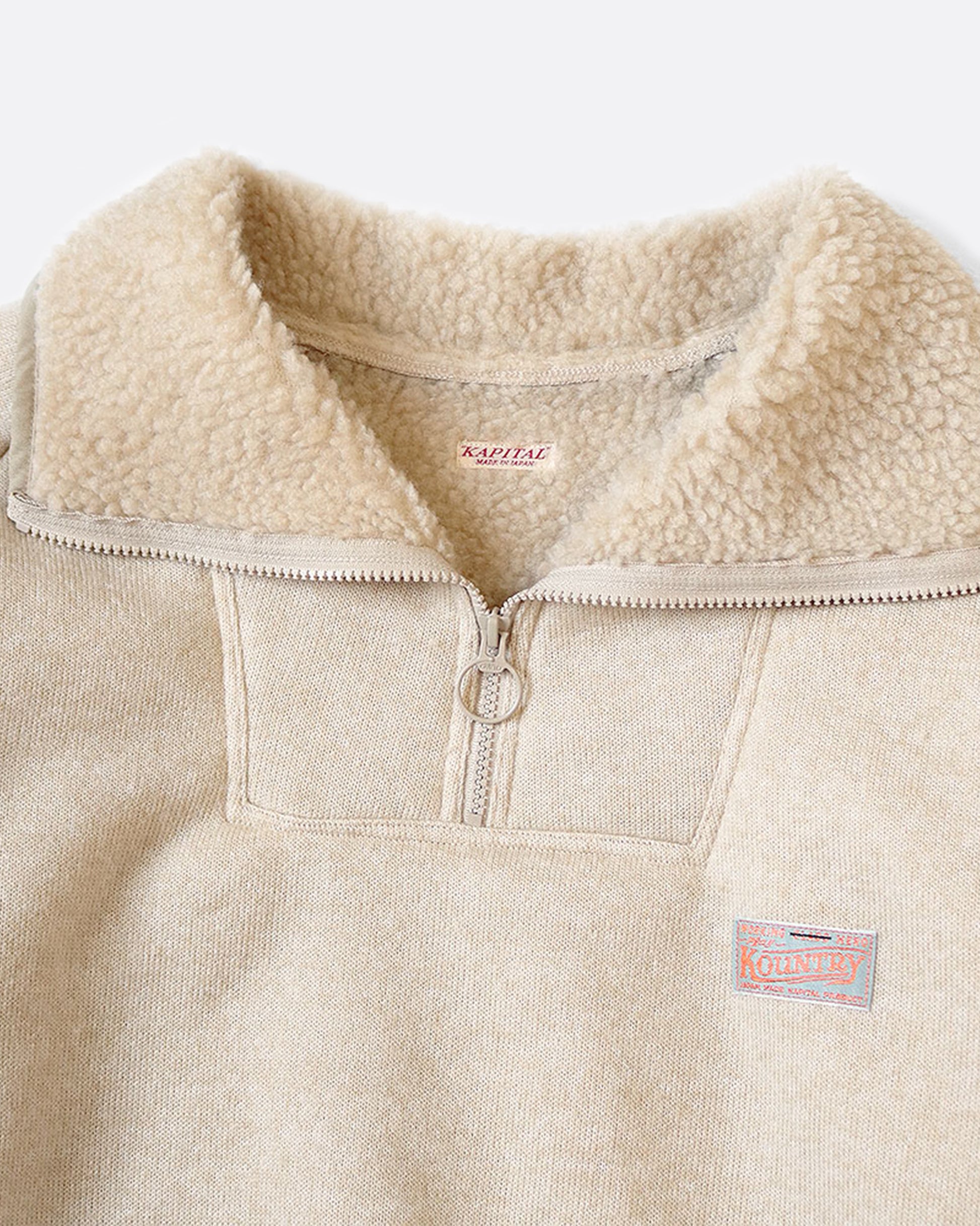 A pullover sweatshirt made from fluffy, thick and lightweight boa fabric. This piece has raglan sleeves and a loose silhouette for a relaxed feel.