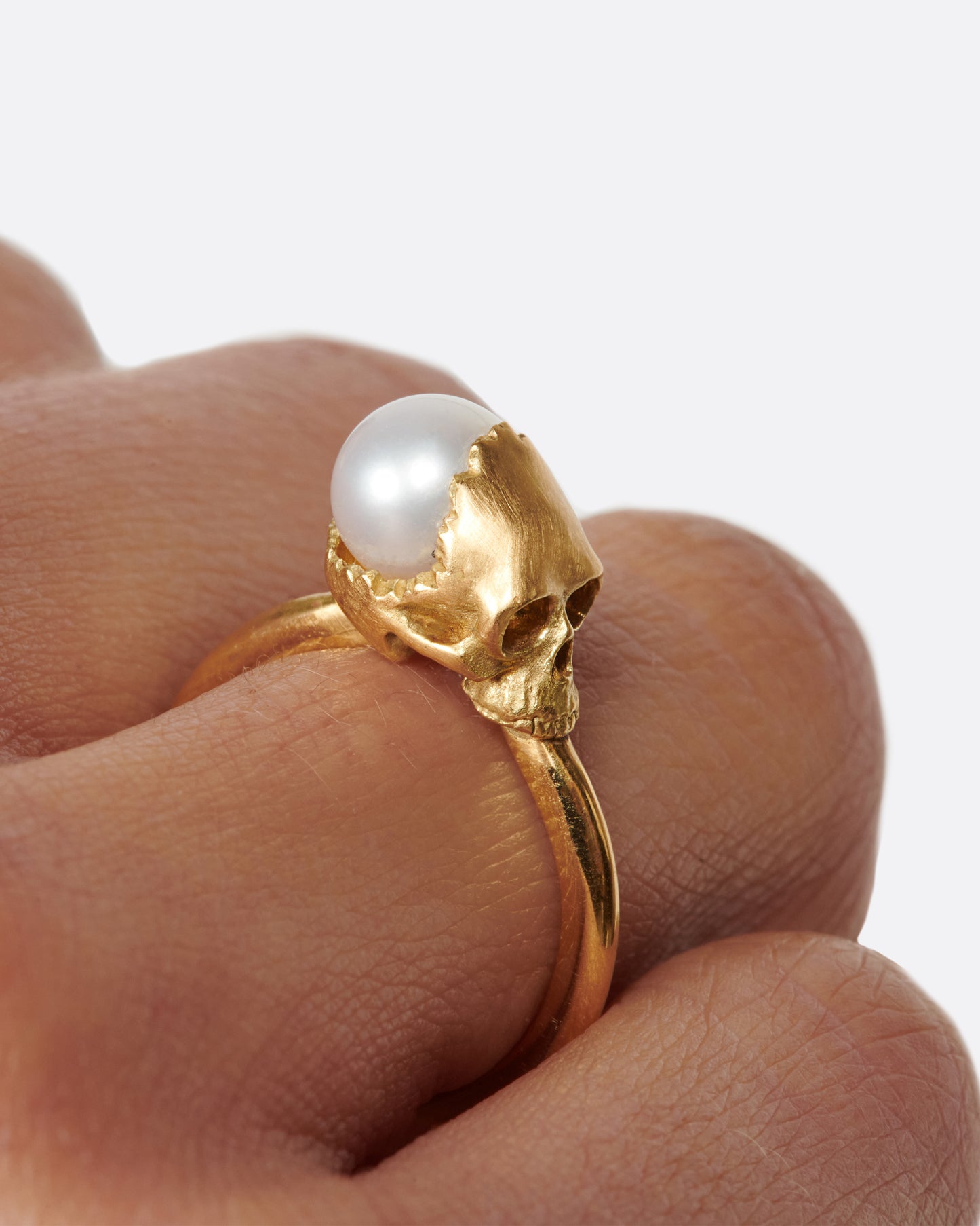 Based on the anatomical sketches of Leonardo da Vinci, this skull ring is very realistic and crowned with a freshwater pearl.