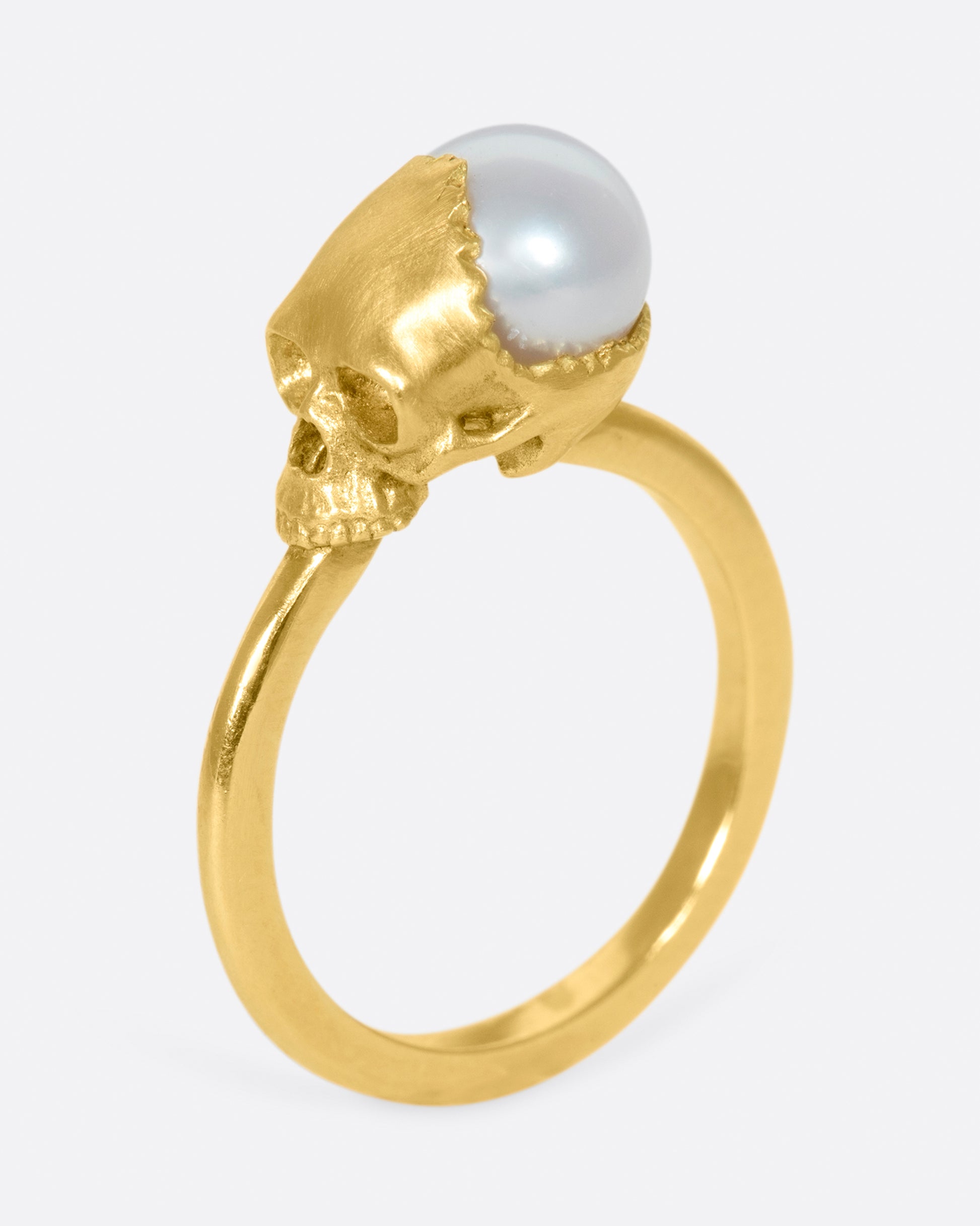 Based on the anatomical sketches of Leonardo da Vinci, this skull ring is very realistic and crowned with a freshwater pearl.