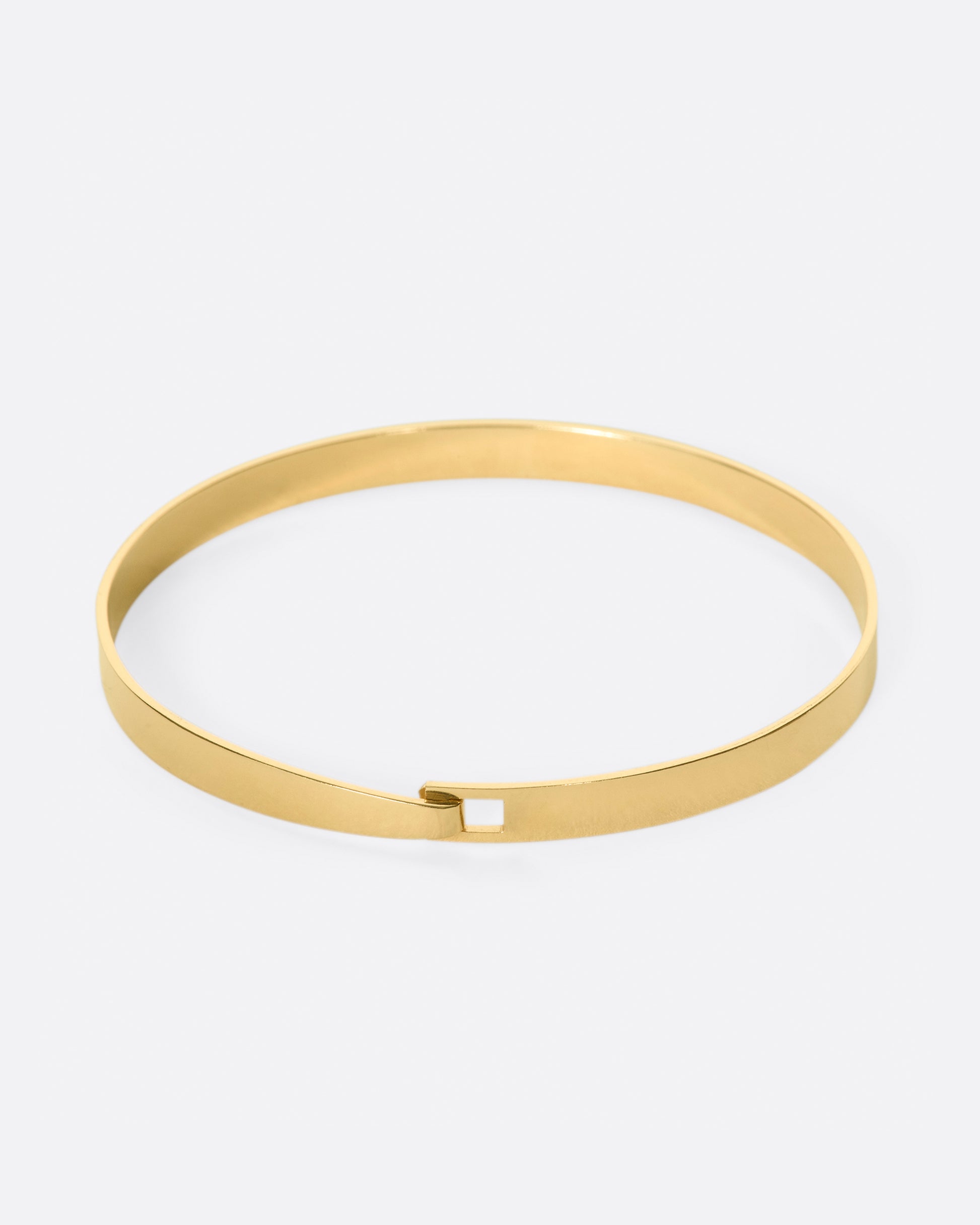 A simple and sturdy gold bracelet, perfect on its own or layered with your other favorite pieces.