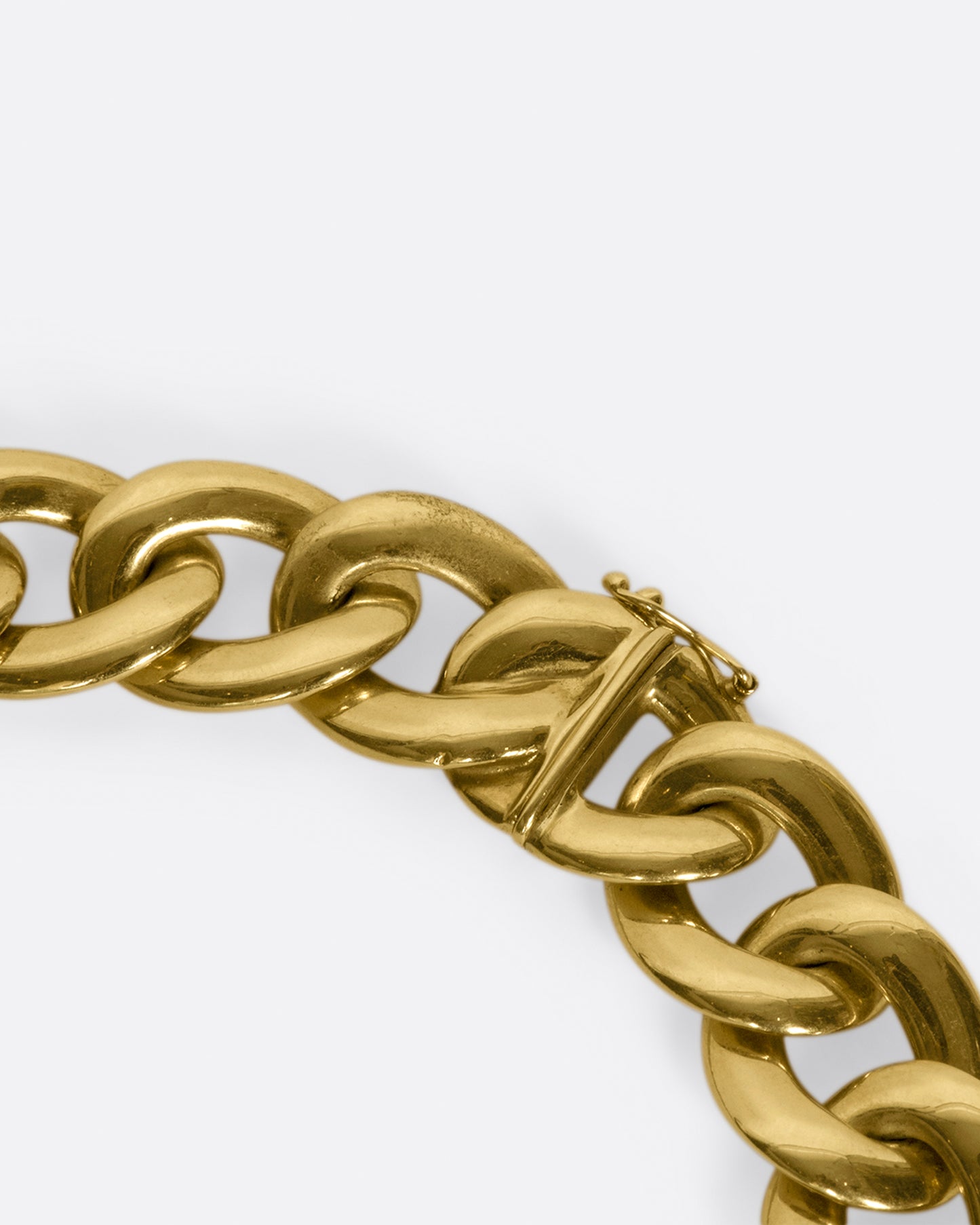 The links on this chain are substantial and reach almost an inch wide, are still buttery soft and comfortable.