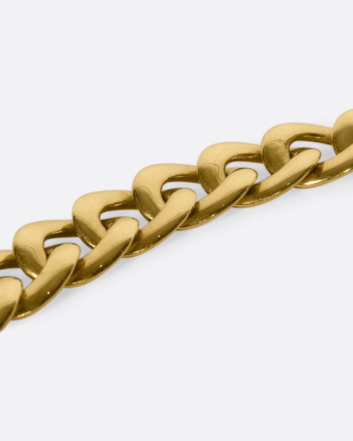 The links on this chain are substantial and reach almost an inch wide, are still buttery soft and comfortable.