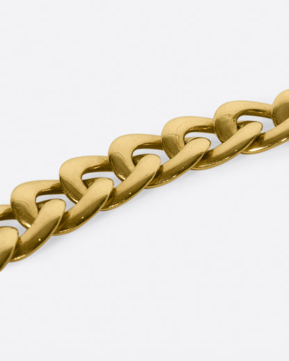 The links on this chain are substantial and reach almost an inch wide, are still buttery soft and comfortable.