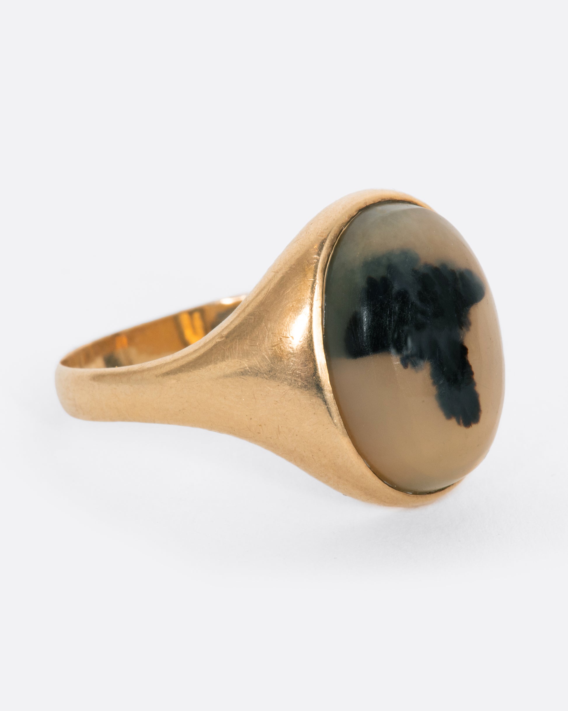 Yellow gold agate cabochon ring. View from the alternate side.