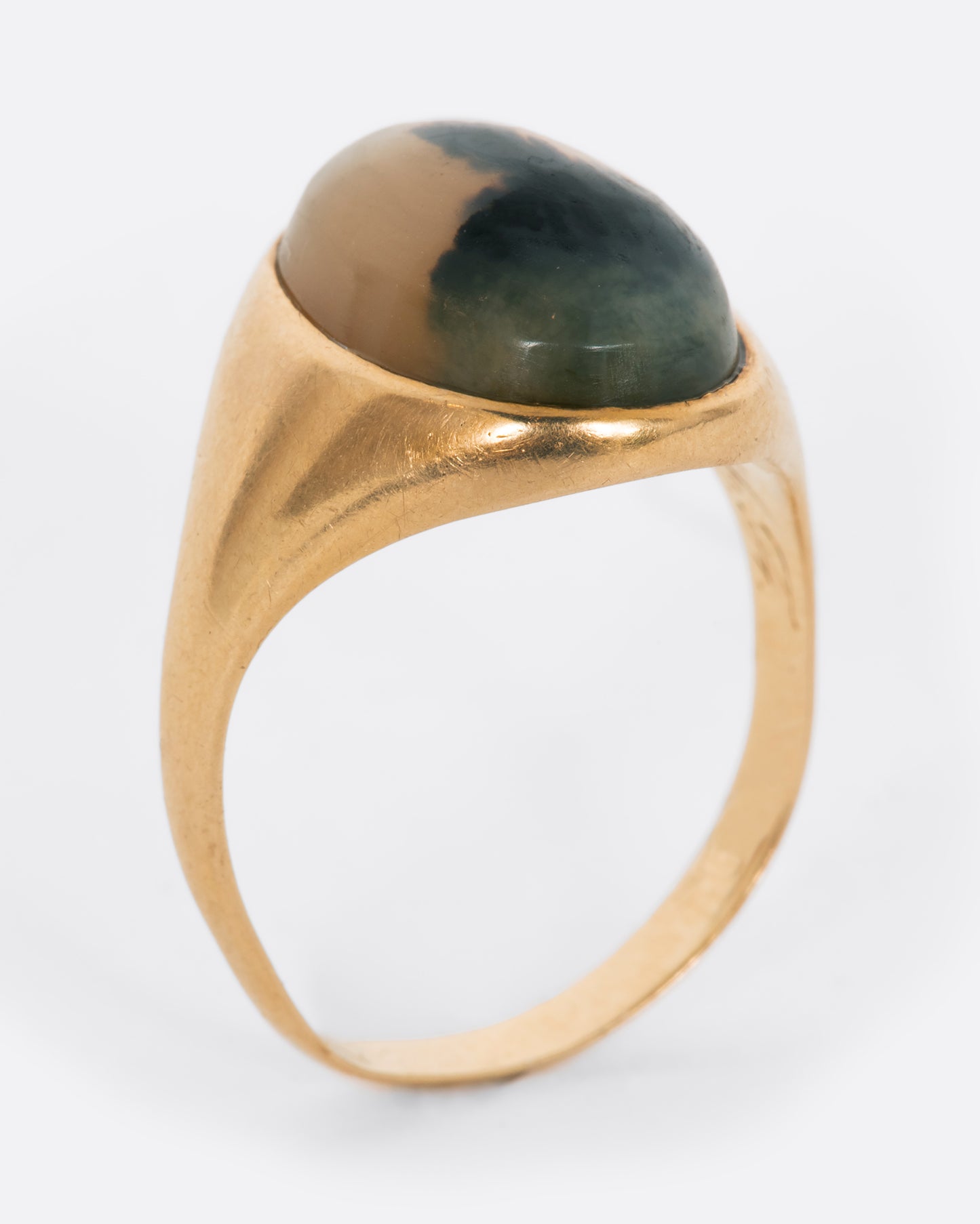 Yellow gold agate cabochon ring. View standing up.