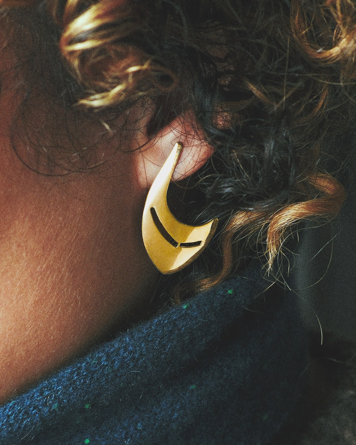 CURVED STUD EARRINGS