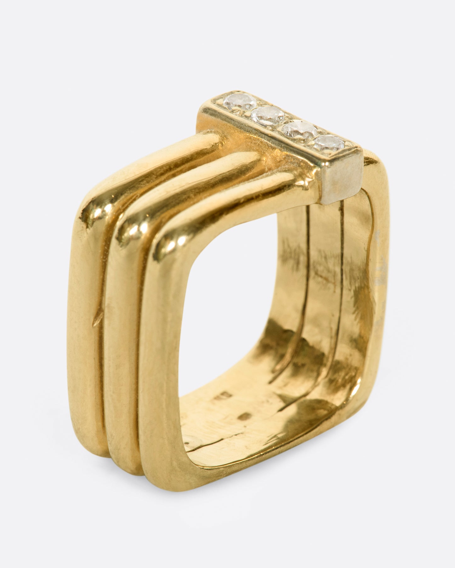 A single band that gives the illusion of a stack, connected with diamonds, shown from the side.